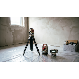 Лазерные уровни и нивелиры: классы точности, дальность действия и особенности применения при внутренних и фасадных работах